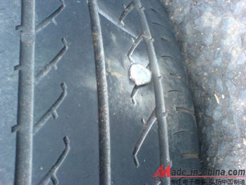 春节自驾车 清理汽车胎纹夹杂物不可忽视 
